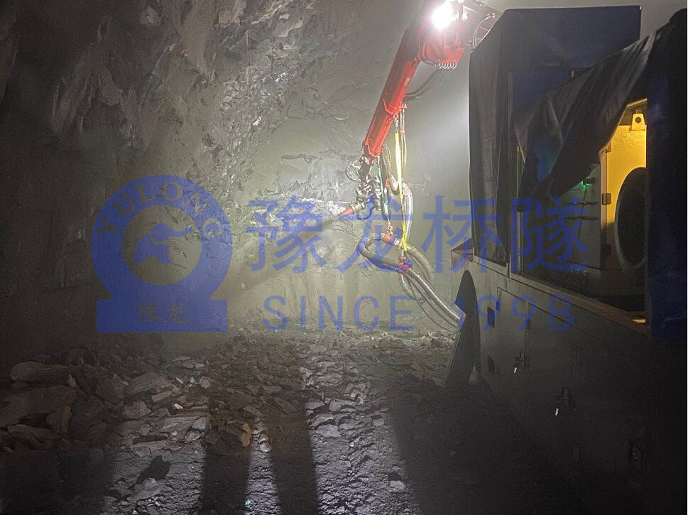 湖南省平江縣隧道初襯施工現(xiàn)場機械手濕噴臺車